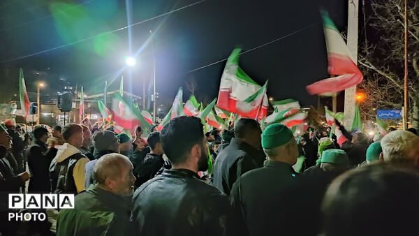 زن و مرد و پیر و جوان این شب ها در اجتماعات خیابانی شهر بار 