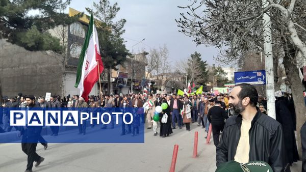 حضور افشار مختلف مردم نیشابور در راهپیمایی ۲۲ بهمن 