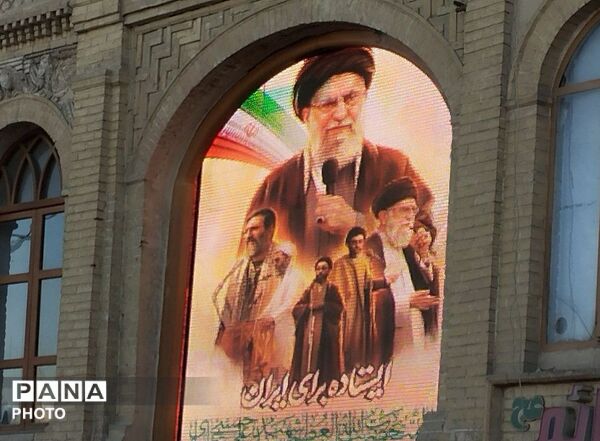  تشییع پیکر شهدا در میدان امام خمینی (ره) همدان با حضور حماسی مردم همیشه در صحنه