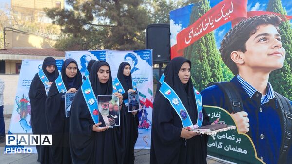 نواختن زنگ مهر در دبیرستان آرمیتا مصلی نژاد
