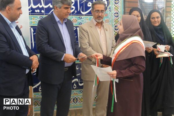 غبار روبی مزار شهدا در پردیس همزمان با هفته سلامت