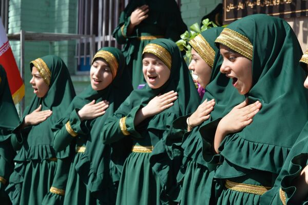 جشن عاطفه‌ها؛ لبریز از مهربانی در دبستان دخترانه قدر بهارستان ۲