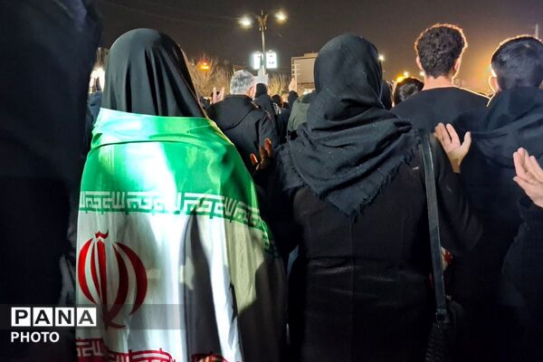 حضور جمعیت گسترده مردمی در یادبود شهادت امام خامنه‌ای