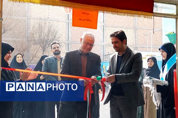 افتتاحیه نمایشگاه «مدرسه انقلاب» در مدرسه شهید شرافت بهارستان‌دو