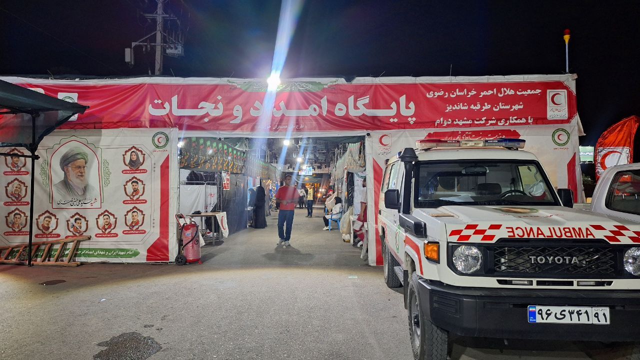 پناهی در مسیر عشق؛ امدادگران در کنار زائران پیاده