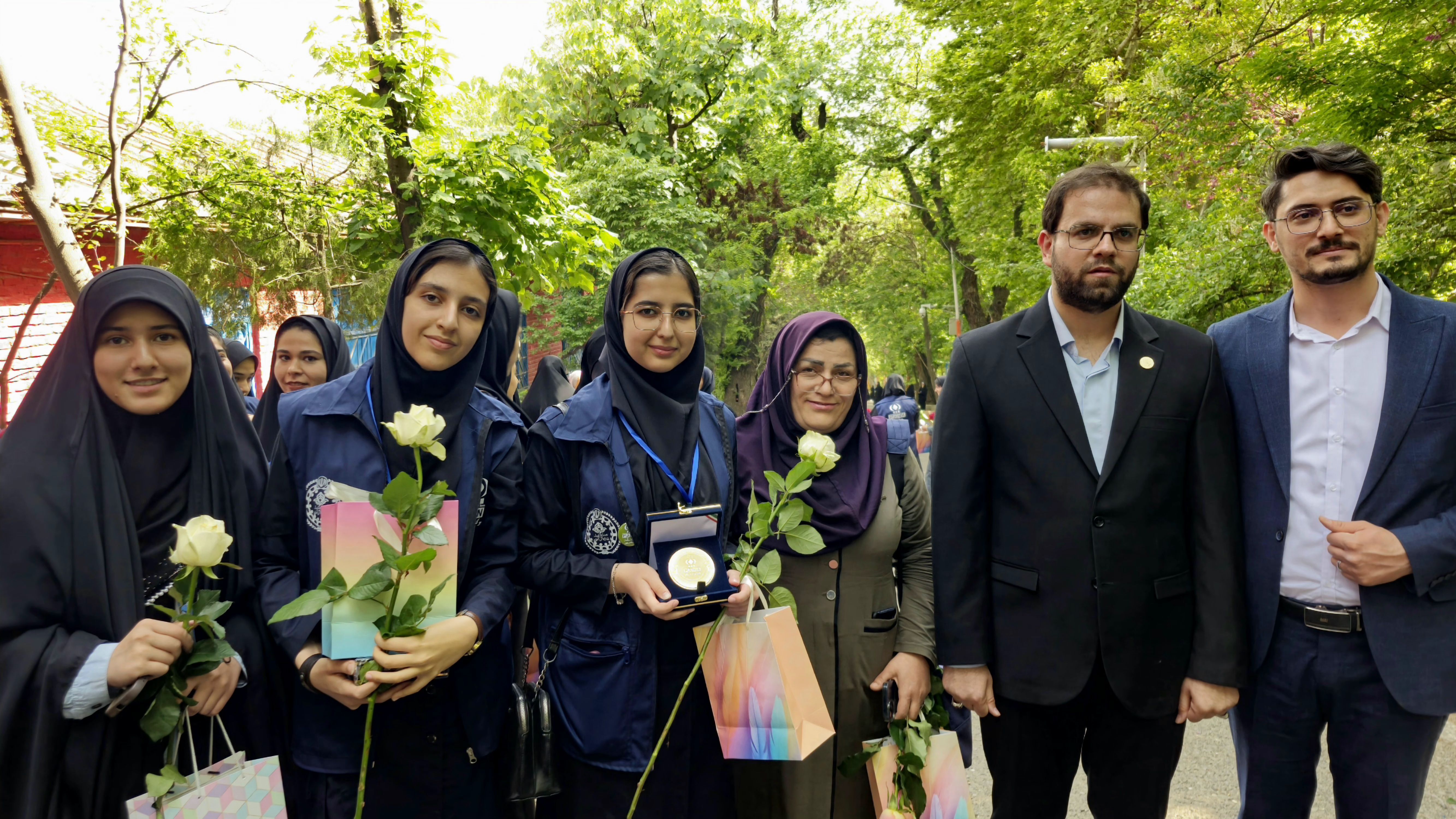 دانش‌آموزخبرنگاران دختر آذربایجان شرقی تندیس‌های طلایی اردوی مساله‌محور پانا را به ارمغان می‌آوردند