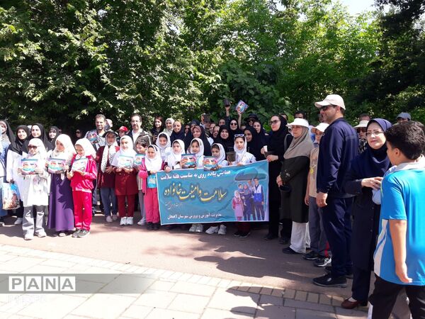 پیاده‌روی خانوادگی در تالاب حاجی‌آباد؛ طنین سلامت و جمعیت در لاهیجان