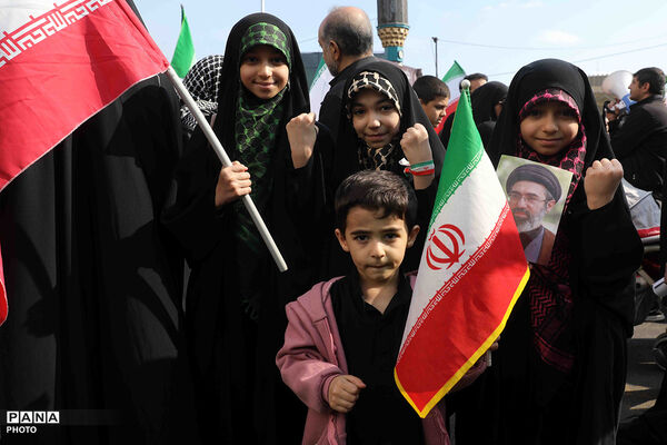 حضور وزیر آموزش و پرورش در مراسم تشییع پیکرهای مطهر ۸۴ شهید قهرمان ناوشکن دنا 