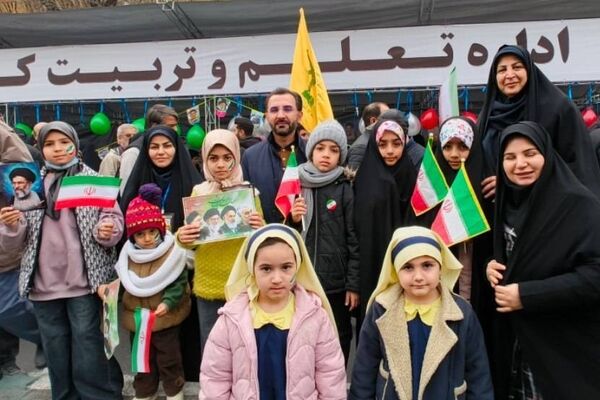اسقبال نوجوانان از غرفه تعلیم و تربیت کودک در یوم‌الله ۲۲‌ بهمن 