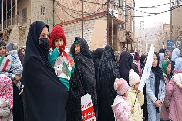 حضور کودکان و دانش آموزان در راهپیمایی یوم‌الله ۲۲بهمن در شهر بار نیشابور