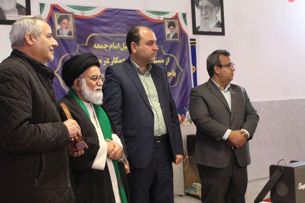 مراسم تجلیل امام جمعه از مسئولان ادارات همکار در میزخدمت نیشابور 