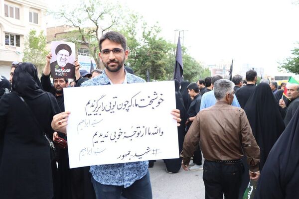 سیل خروشان زائران و مجاوران رضوی در مراسم تشییع پیکر شهدای خدمت