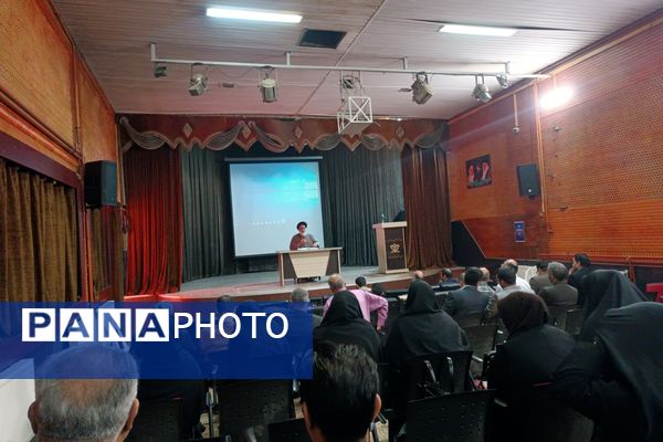 نشست هماهنگی مدیران ورامین برای برگزاری برنامه‌های یوم‌الله ۱۳ آبان