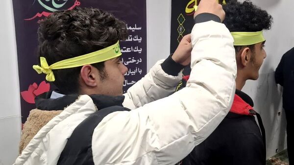 استقبال دانش‌آموزان دبیرستان هفده شهریور از پیکر مطهر شهید گمنام