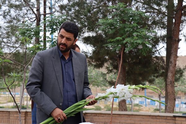 مراسم غبارروبی مزار شهدای فرهنگی در پاکدشت 
