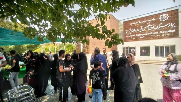 برپایی سفره‌ی احسان در محوطه بیمارستان فوق تخصصی آیت‌الله یثربی کاشان