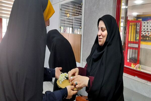 مراسم تجلیل از همیار معلم‌های نمونه دبیرستان آرمیتا مصلی نژاد