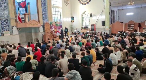 اعتکاف دانش آموزی در کاشمر