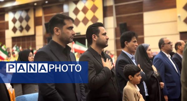 فریادهای همدلی و امید در بوشهر؛ دانش‌آموزان در تالار لیان یاد ۱۳ آبان را جاودانه کردند