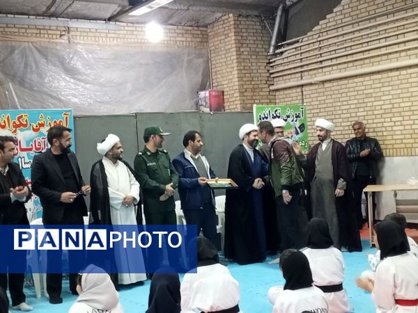 اهدای کمربند به تکواندو کاران فاروجی