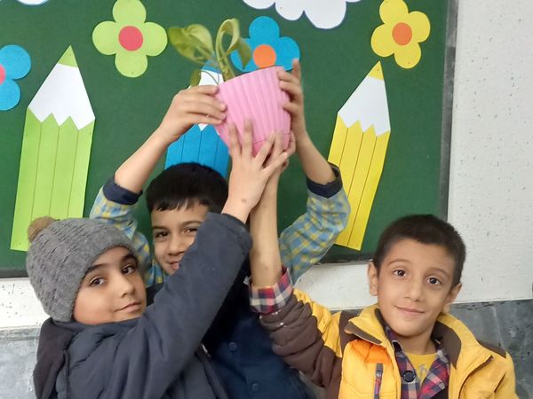 کاشت گل و گیاه در دبستان پسرانه حاج محمد عجب شیر