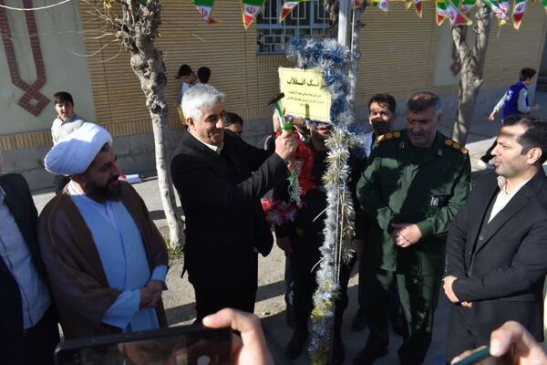 نواخته شدن زنگ انقلاب در مدرسه نمونه دولتی شهید علی آزادی خواه
