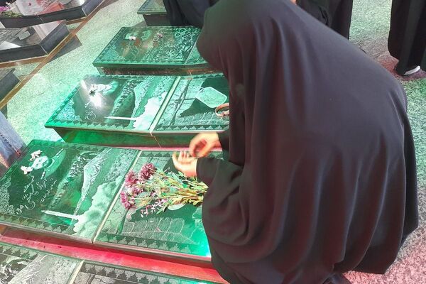 گلباران مزار شهدای ملارد با حضور مسئولان و خانواده‌های معظم شهدا 