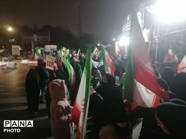 اجتماع بزرگ خانوادگی بر مدار ایران با حضور دانش آموزان ناحیه 3 مشهد