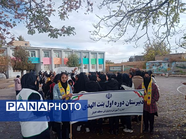 دانش‌آموزان شهر گرماب در راهپیمایی 13 آبان