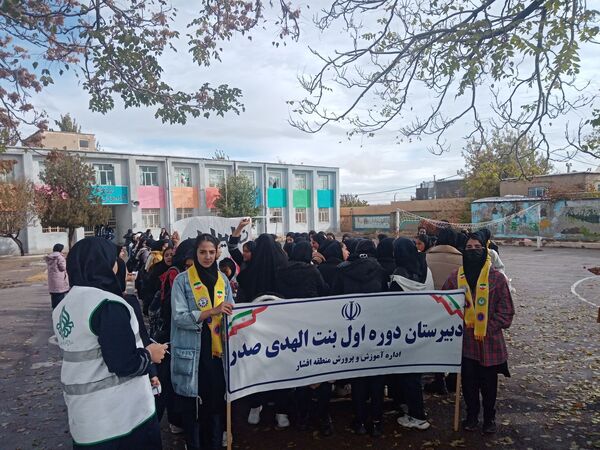 دانش‌آموزان شهر گرماب در راهپیمایی 13 آبان