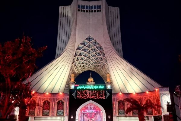 قاب های دیدنی برگزاری آیین «محرم‌شهر» در میدان آزادی با حال و هوای اربعینی