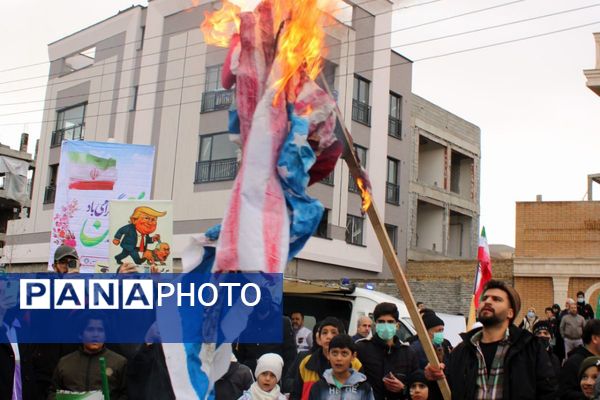 حضور گسترده اقشار مختلف مردم پردیس در راهپیمایی ۲۲ بهمن