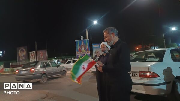 توزیع پرچم جمهوری اسلامی ایران و پوستر امام شهید در کاشمر 
