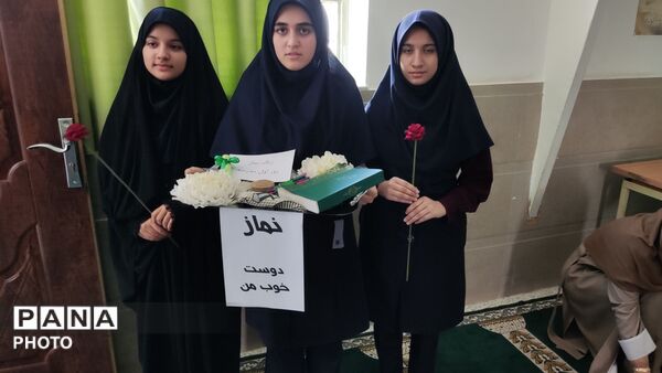 اولین نماز جماعت در روز اول مدرسه دخترانه امام حسین (ع) نیشابور 