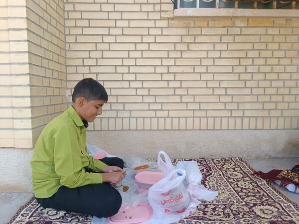 ناهار وحدت با طعم  شادی و لذت در مدرسه شاهد حاج مصلحیان