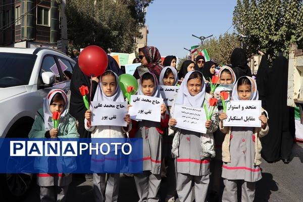 حضور پرشور دانش‌آموزان و مسئولین در راهپیمایی ۱۳ آبان در ناحیه یک بهارستان