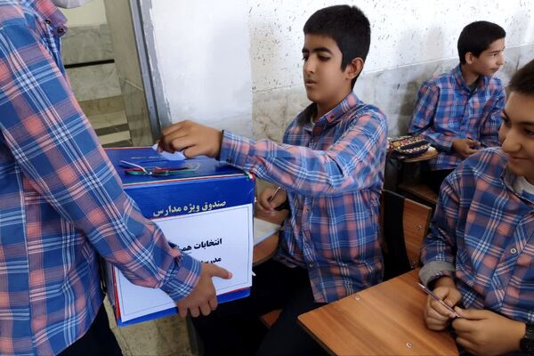 انتخاباتی برای ایجاد آرامش فکری و روحی در دبیرستان معارف صدرا ولایت 