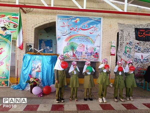 جشن شکوفه‌ها در مدرسه شاهد حاجی‌آباد