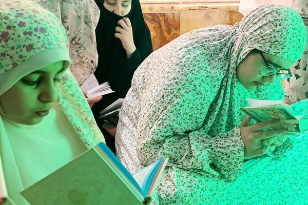 آغاز آیین معنوی اعتکاف در مصلای اسلامشهر با حضور گسترده نوجوانان