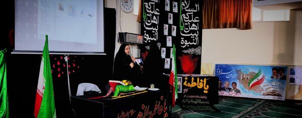 استقبال دانش‌آموزان دبیرستان شهید برقعی 2 قم از یک لاله فاطمی