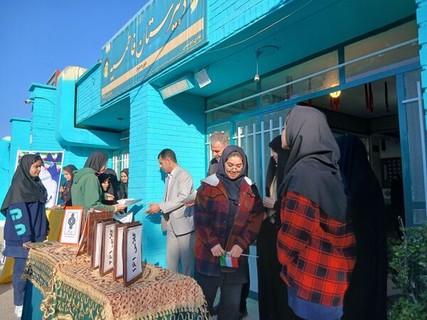  تجلیل از همیاران معلم در دبیرستان فاطمیه