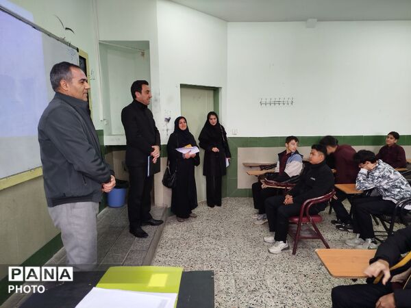 فرایند بررسی عملکرد معلمان منتخب دبیرستان نمونه آیت الله خامنه ای