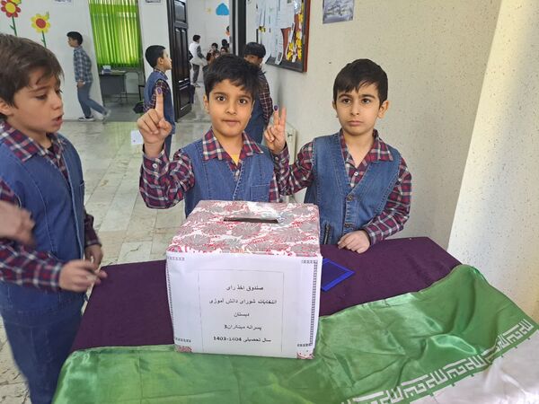 انتخابات شورای دانش‌آموزی در دبستان مبتکران ناحیه ۷