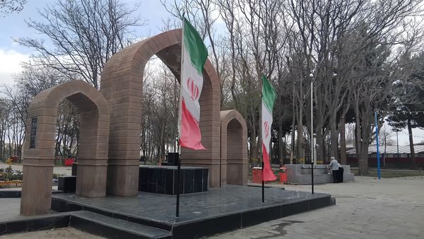 گل‌ها و درختان در شکوفایی