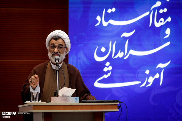 خسروپناه: هر استاد، چراغی برای زیست مؤمنانه و وطن‌خواهانه