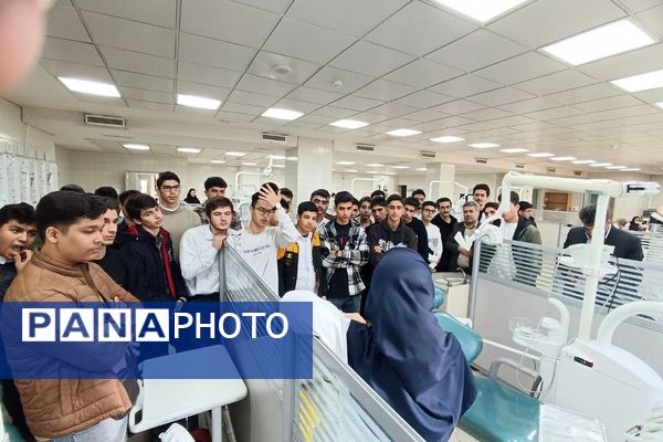بازدید دانش‌آموزان دبیرستان شهدای علم‌ و فناوری بهارستان دو از دانشکده دندانپزشکی تهران 