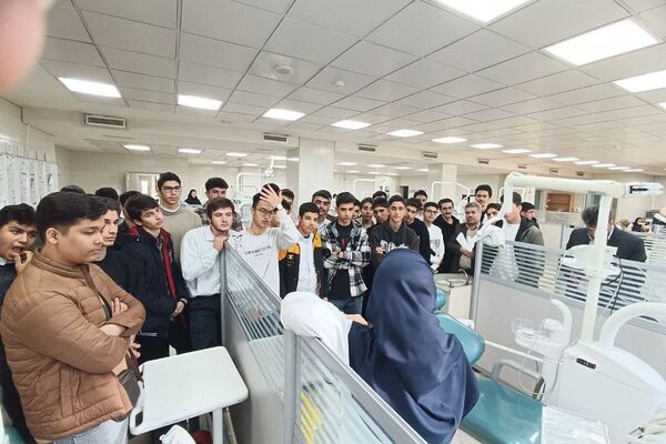 بازدید دانش‌آموزان دبیرستان شهدای علم‌ و فناوری بهارستان دو از دانشکده دندانپزشکی تهران 
