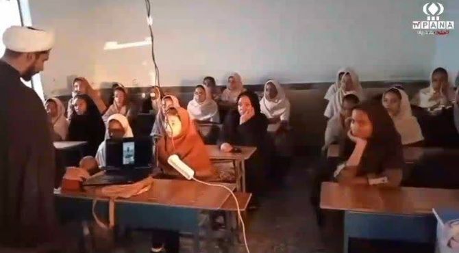 دوره آموزشی هویت دخترانه و اعتماد به نفس در دبیرستان نبوت سرجوئیه رودان