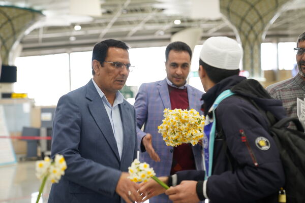 بازگشت دانش‌آموزان اعزامی به سفر عمره مفرده و استقبال خانواده ها در  فرودگاه بین المللی شهید بهشتی اصفهان 