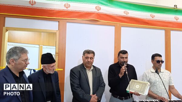 هنرمندان باباحیدر، نگارخانه آفتاب را گلباران کردند